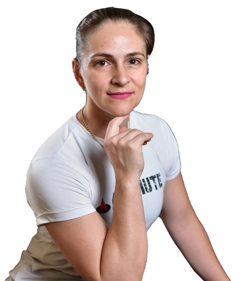 Profissional da AZIMUTE com camiseta da marca, em pose de reflexão