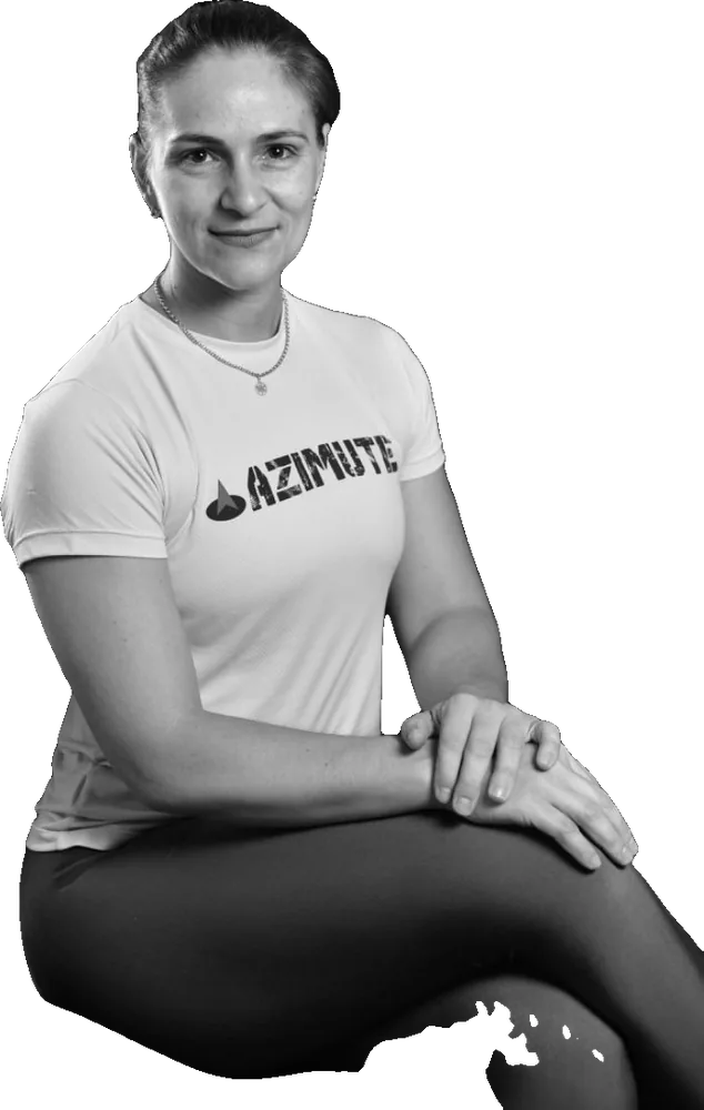 Profissional da AZIMUTE sentada, com camiseta da marca, em foto em preto e branco